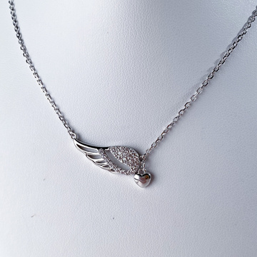 Stříbrný náhrdelník s andělským křídlem