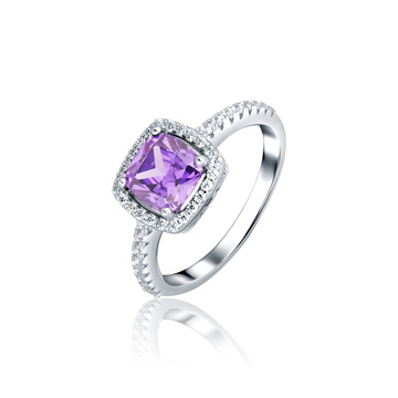 Stříbrný prsten se zirkony a fialovým zirkonem