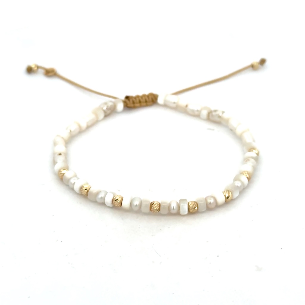 Šňůrkový náramek se zlatými kuličkami, perletí a perlami