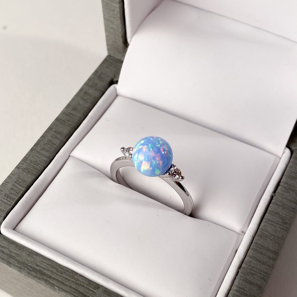 Stříbrný prsten s modrou opálovou kuličkou