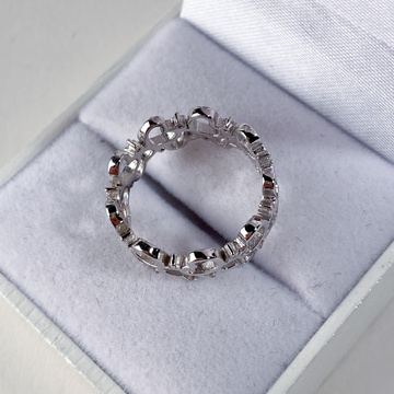 Stříbrný srdíčkový prsten se zirkony