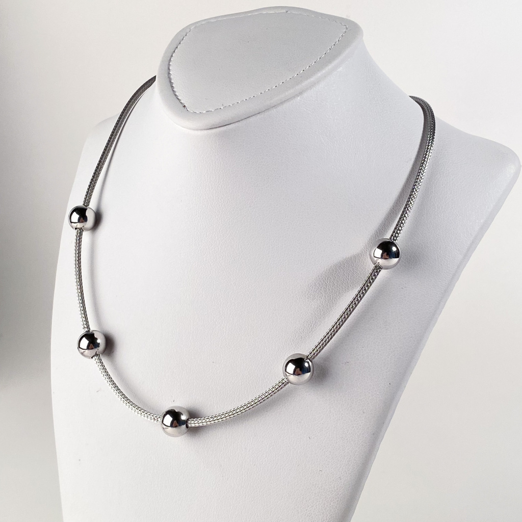 Stříbrný náhrdelník s kuličkami