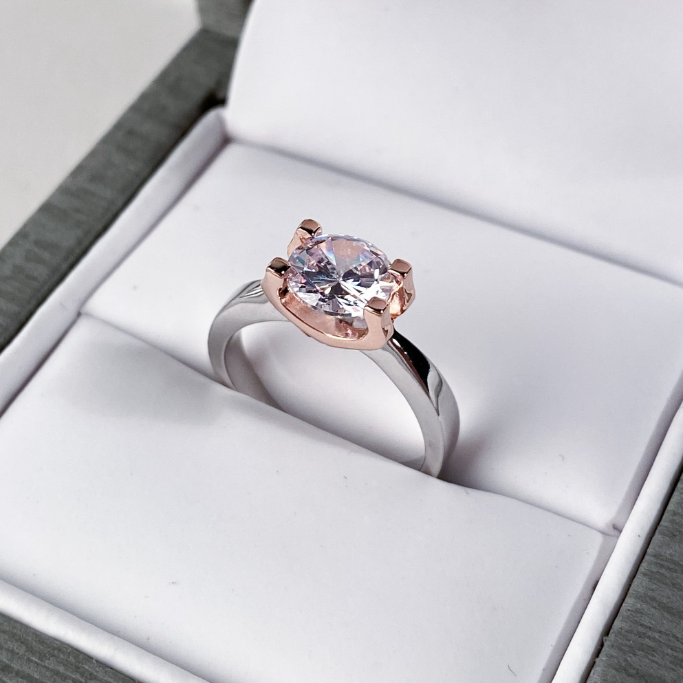 Stříbrný prsten s růžovou korunkou s zirkonem