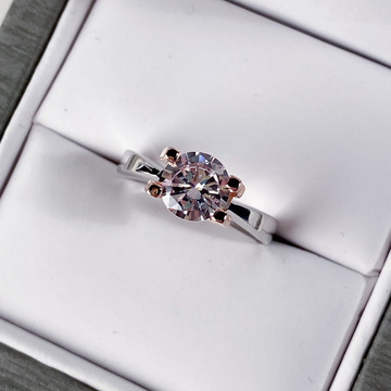 Stříbrný prsten s růžovou korunkou s zirkonem