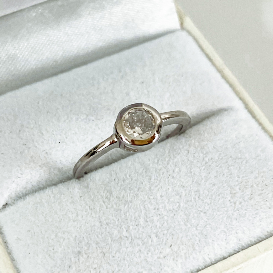 Stříbrný prsten se solitérním zirkonem v obrubě Ag 925/1000