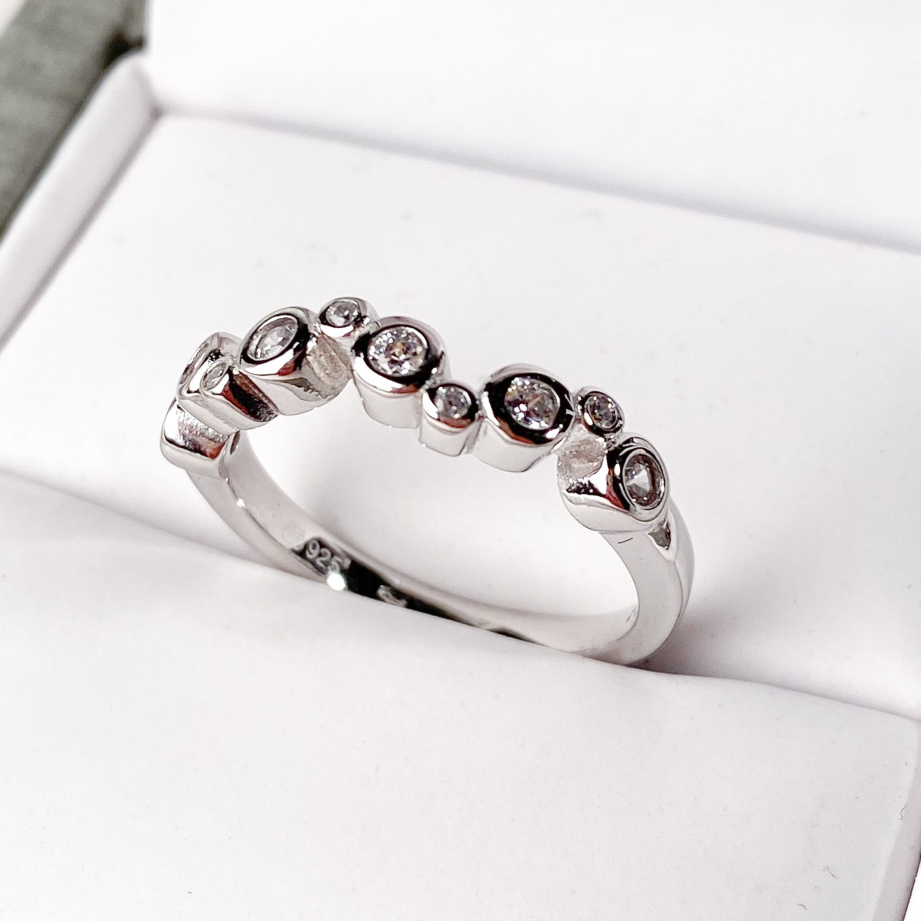 Stříbrný prsten malé velké zirkony
