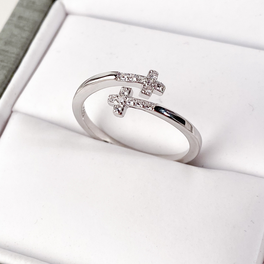 Stříbrný prsten s křížky a zirkony