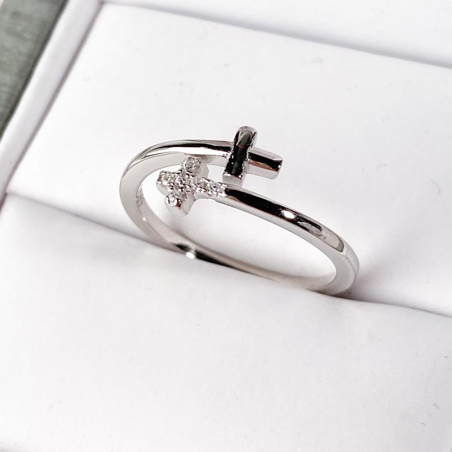 Stříbrný prsten s křížky a zirkony