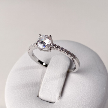 Stříbrný prsten se zirkony