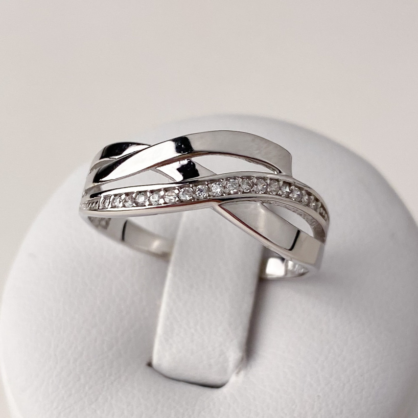 Bílé zlato prsten tvarovaný se zirkony