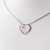 Stříbrný náhrdelník se srdcem s perleťovým podkladem