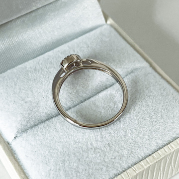 Stříbrný prsten se solitérním zirkonem v ozdobné obrubě Ag 925/1000