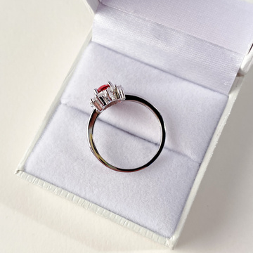 Stříbrný prsten s červeným zirkonem