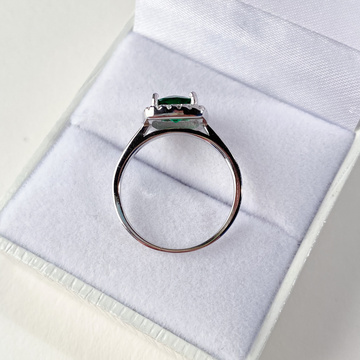 Stříbrný prsten se zeleným zikonem