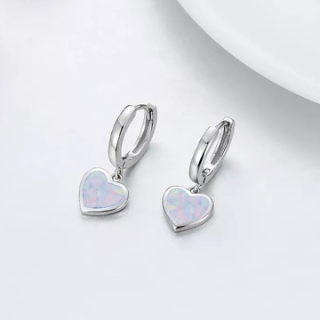 Stříbrné náušnice kroužky SRDCE bílý opál